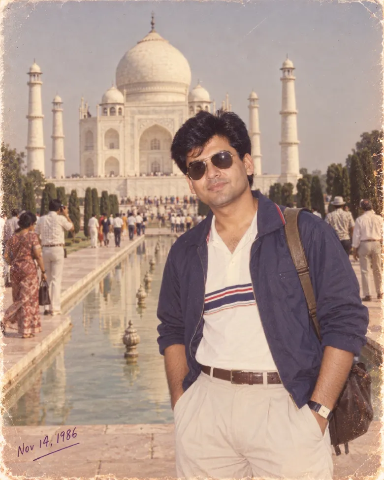 Taj Mahal Tourist Snapshot Prompt